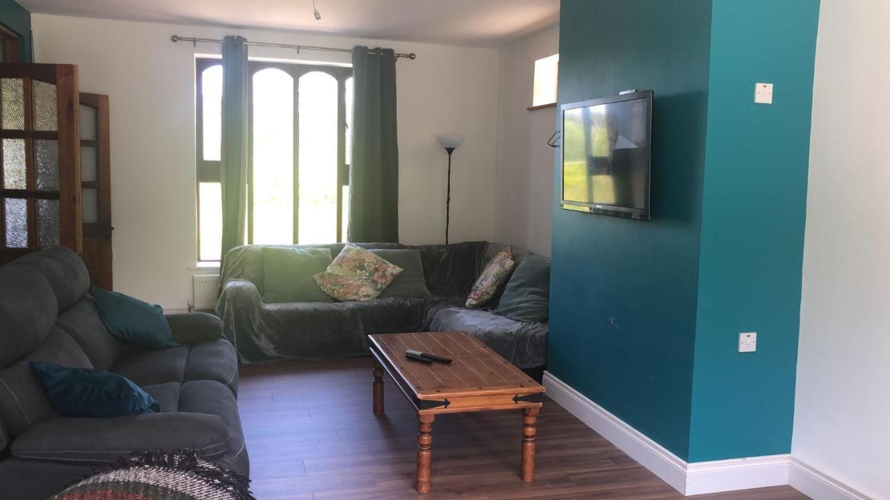 Spacious Private 6 Bedroom 1 Km To Dogs Welcome Holiday home