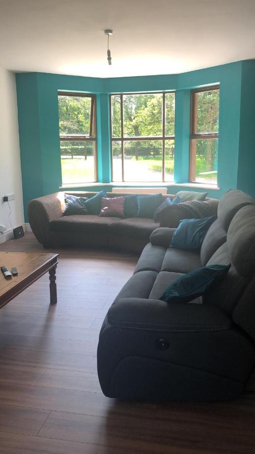 Spacious Private 6 Bedroom 1 Km To Dogs Welcome Holiday home *